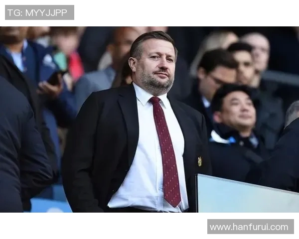 正品足球阿诺德球星参赛证挂件精美展示运动魅力收藏品